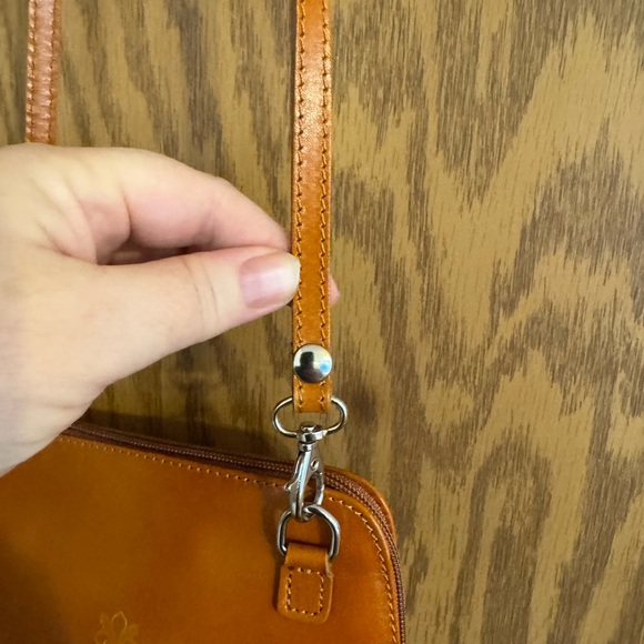 Vera Pelle Crossbody, Sling bag. Long Strap Color: Carmel Soft made in Italy. - Picture 5 of 16